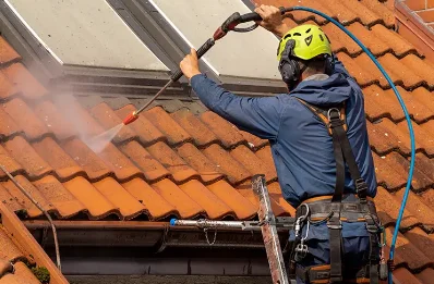 Démoussage et hydrofuge de toiture à Issé